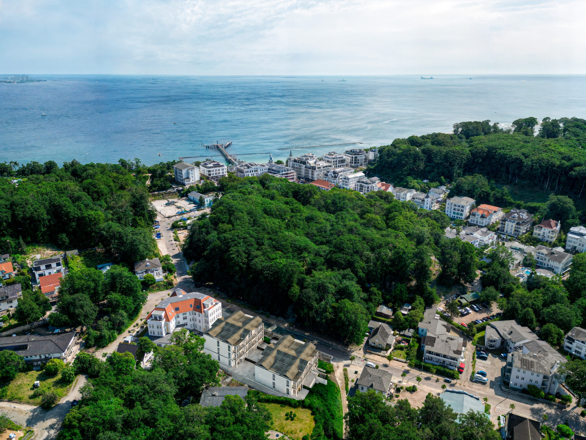 Luftbild von Sellin mit Seebrücke, Buchenwald und Ostsee